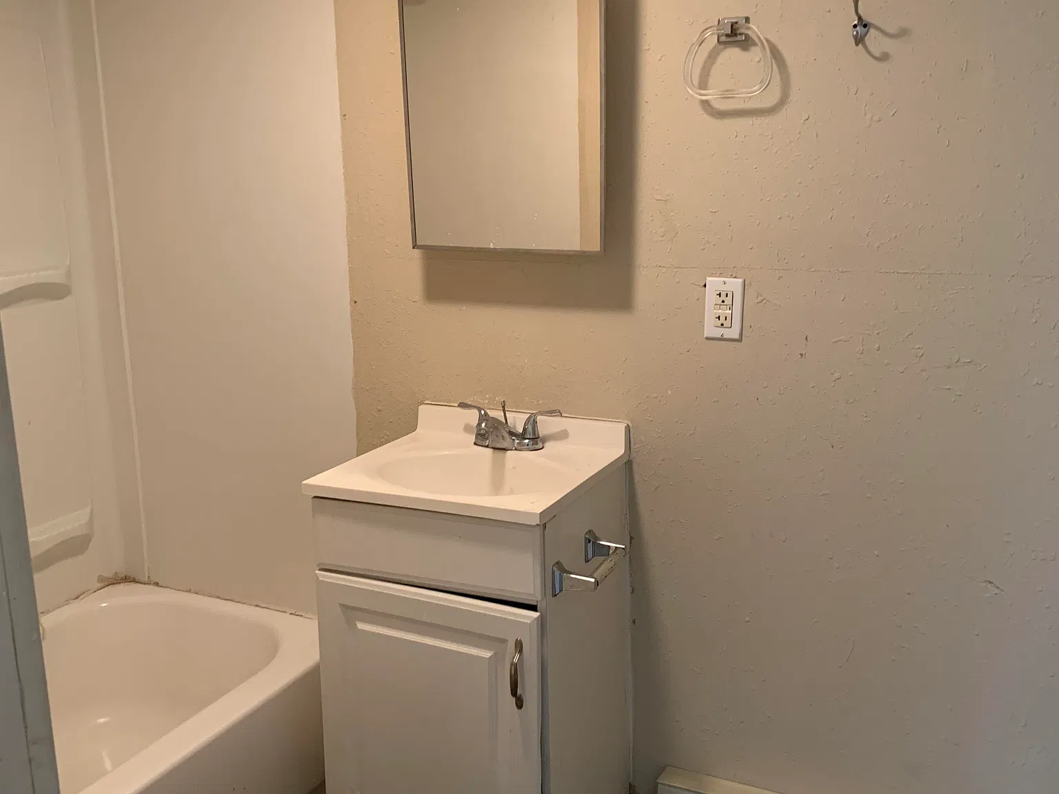 2 bed, 1.0 bath, $900 — Photo 1