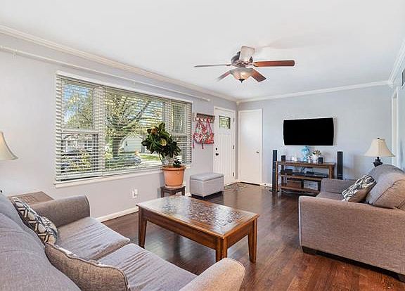3rd image of 905 NE 67th Ter