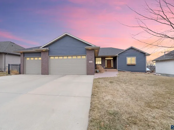 1816 W River Bluff Dr, Brandon, SD 57005
