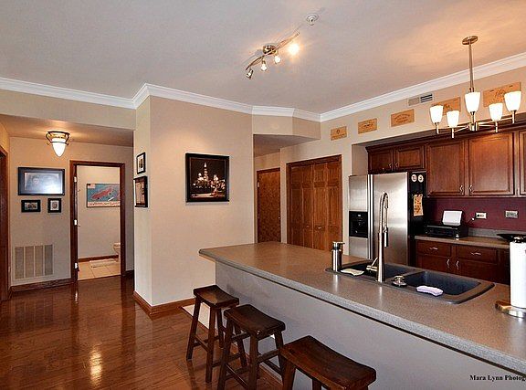 4th image of 100 N River Ln Unit 204