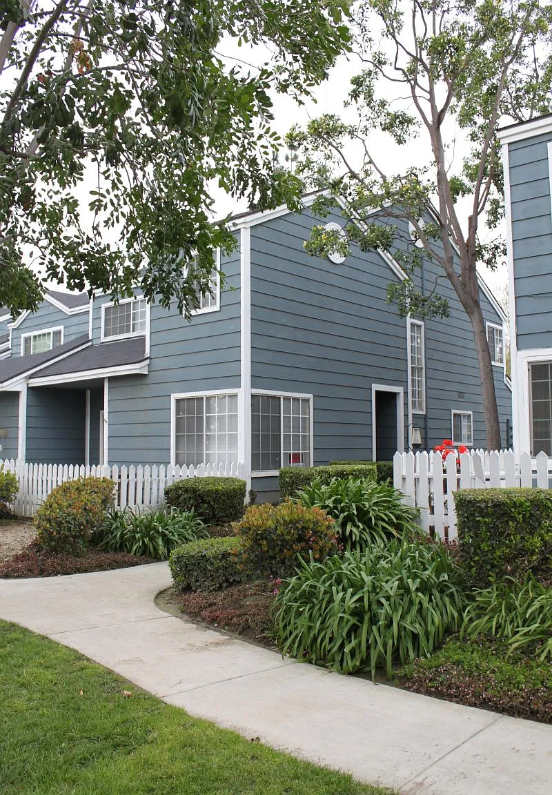 3 bed, 2.5 bath, 1400 sqft, $3,500 — Photo 1