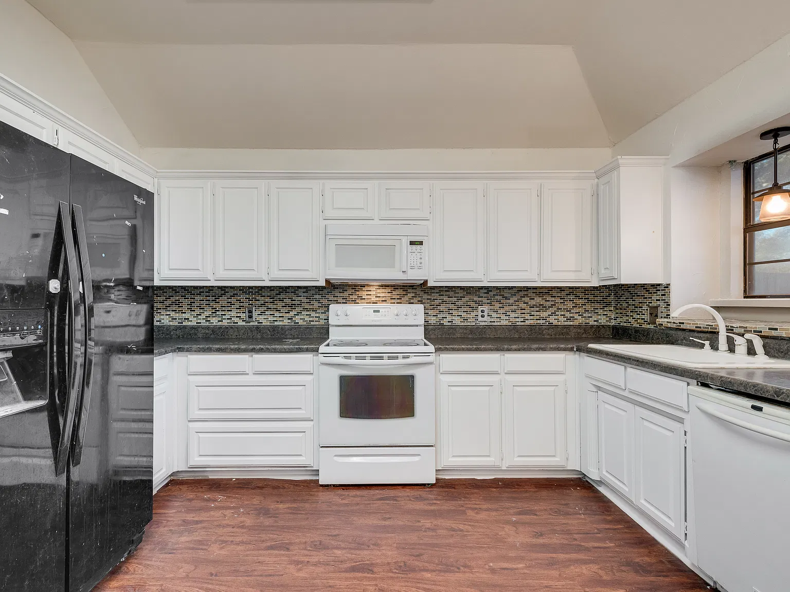 3 bed, 1384 sqft, $1,950 — Photo 2