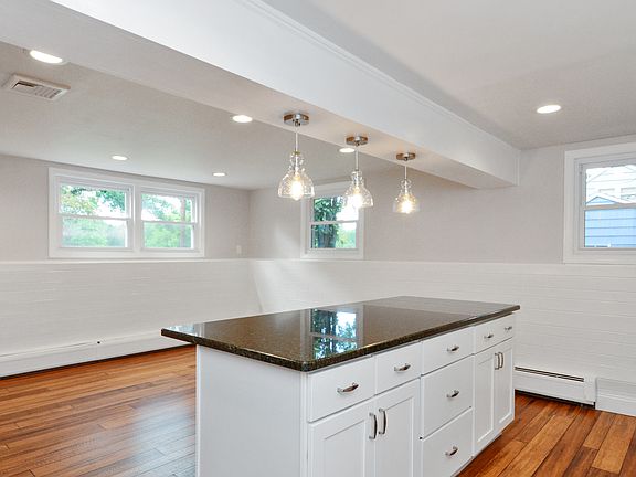 4th image of 138 Earl Ave