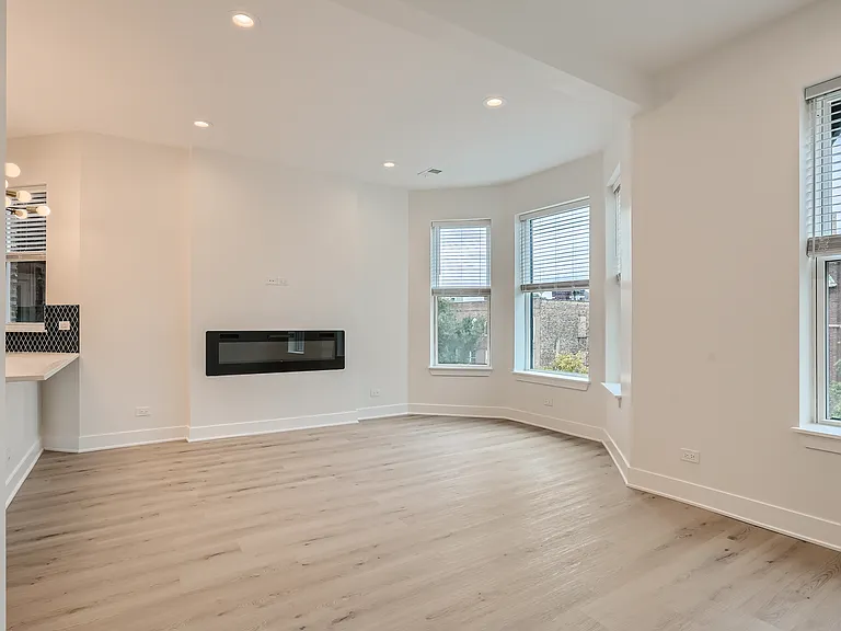 3509 N Sheffield Ave — Photo 8