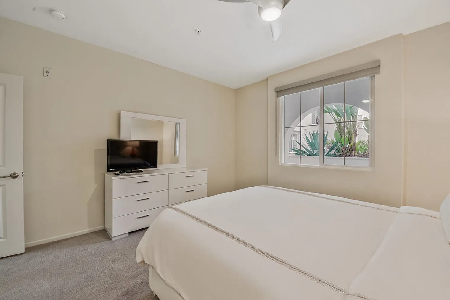 1 bed, 1.0 bath, 861 sqft, $6,532 — Photo 3