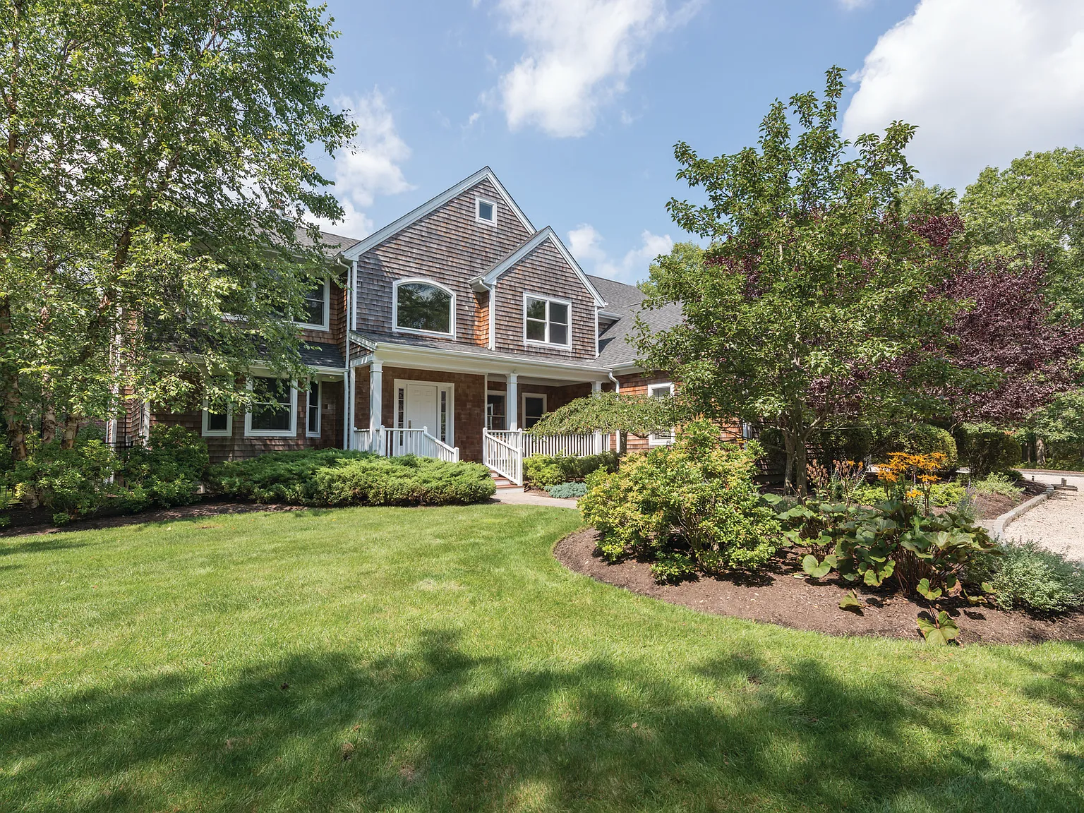 Quogue Village - Pool and Tennis — Photo 1