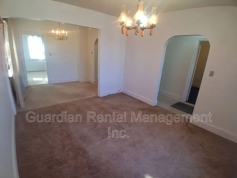 166 Court St S — Photo 4