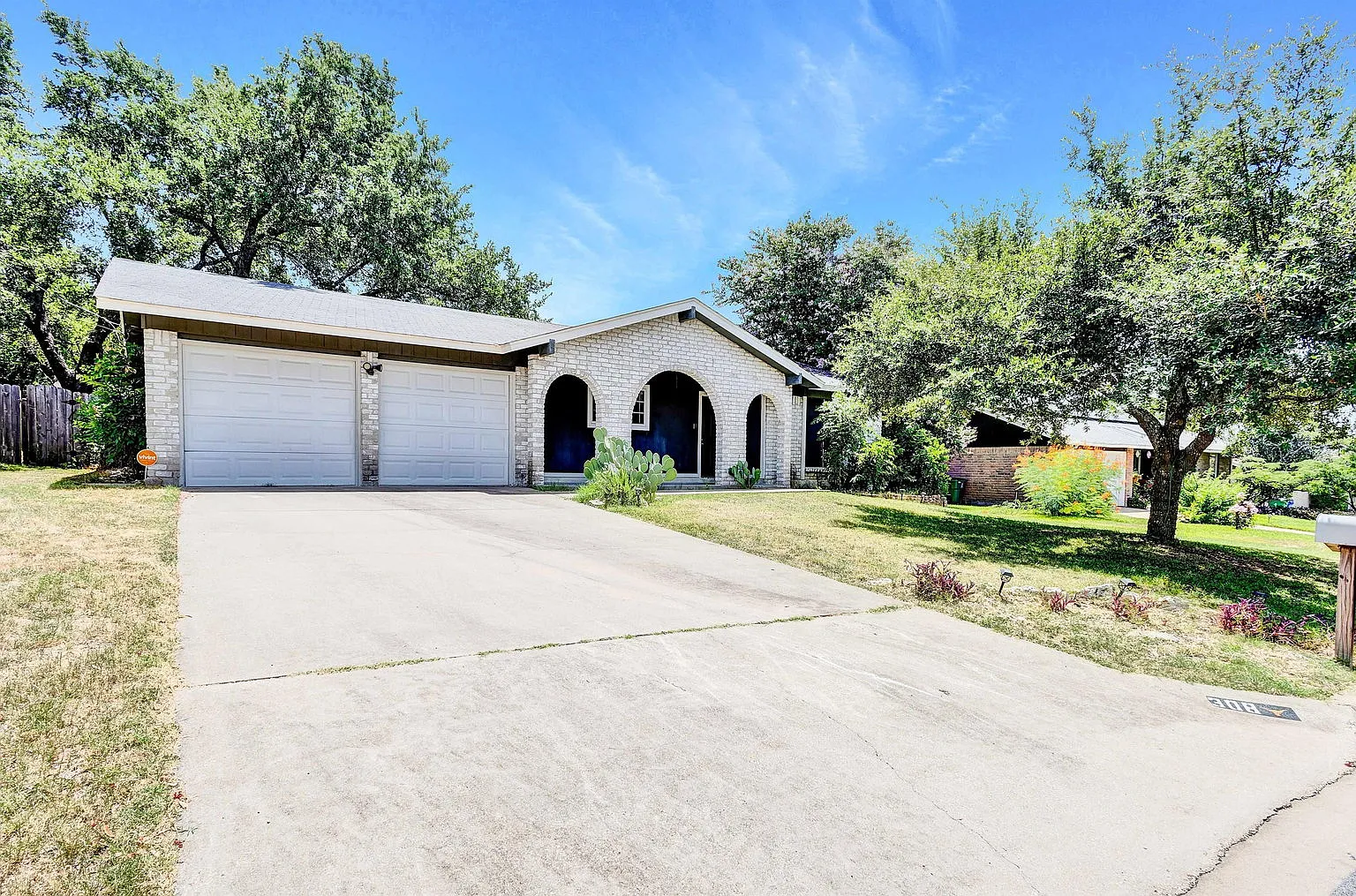 3 bed, 2.0 bath, 1236 sqft, $1,900 — Photo 2