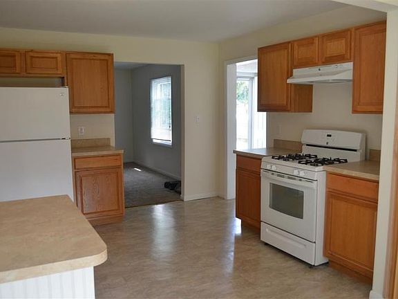 3rd image of 56661 Crescent Dr