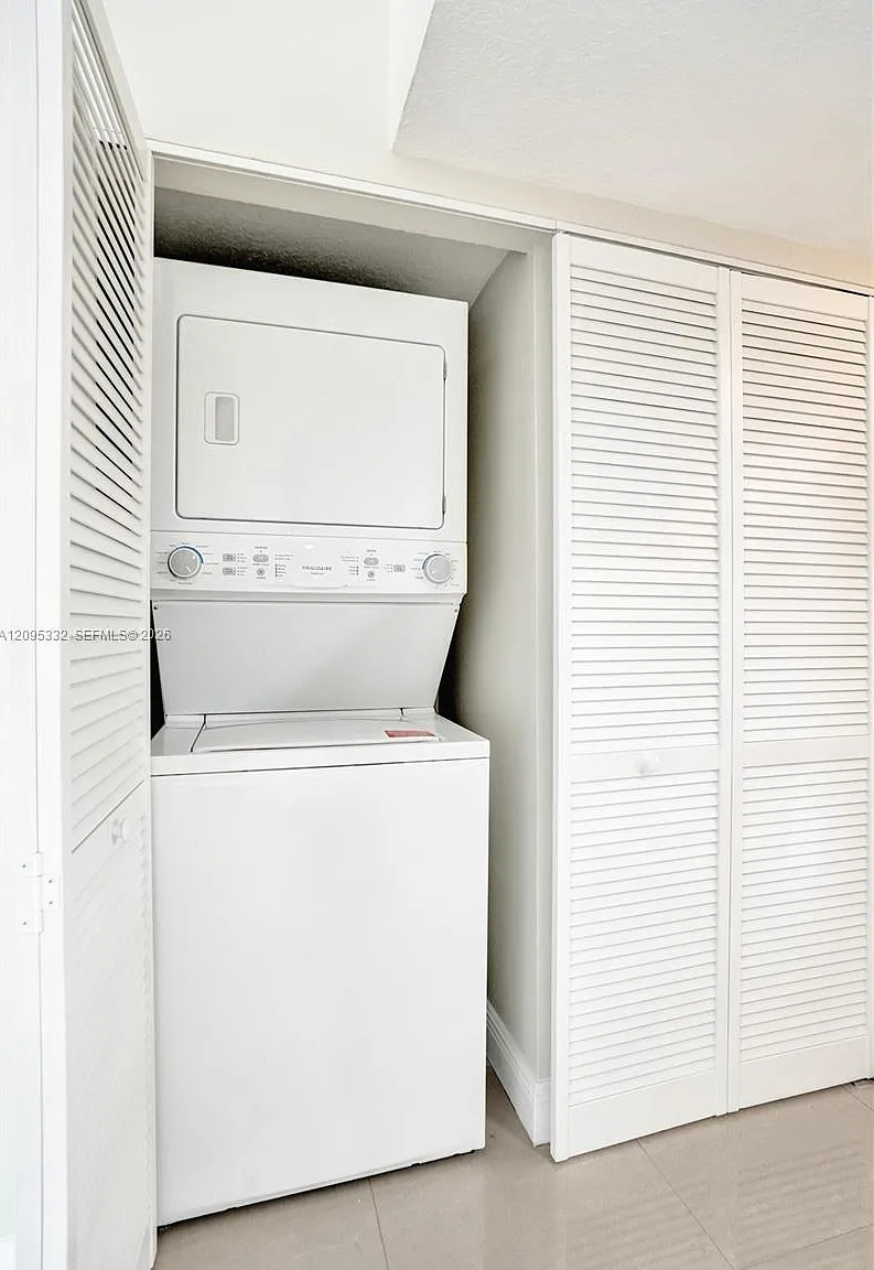 Villas De Venezia Condo — Photo 4