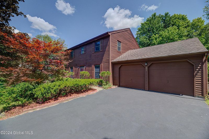 3rd image of 401 Greenhill Court
