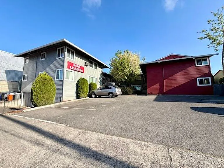 Spacious Montavilla 2 Bedroom Top Floor Unit W/ A/C And Off Street Parking~ Pets Welcome! 95 Walk... — Photo 13