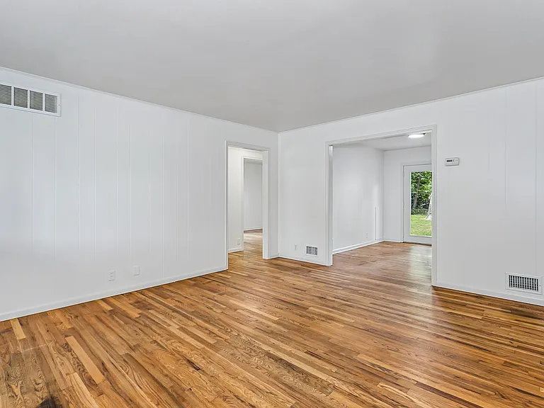 633 N Clayton Ave — Photo 4