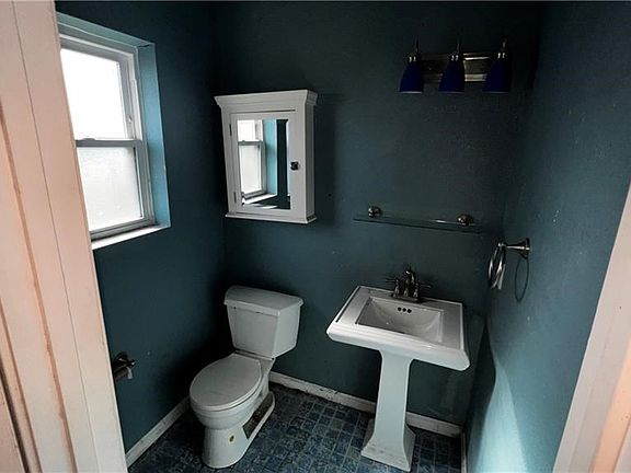 3rd image of 15 Woodchase Ct