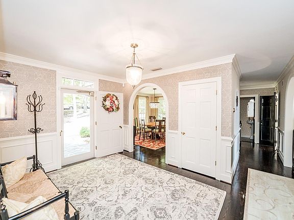 4th image of 204 Mirror Lake Ln