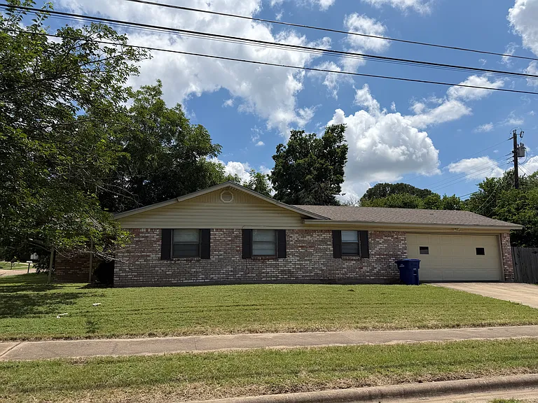 702 Karen St — Photo 2