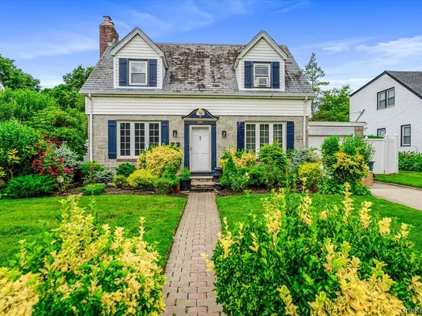 295 Maryland Avenue, Freeport, NY 11520