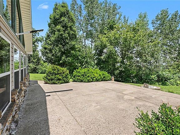 4th image of 322 Riverfront Rd