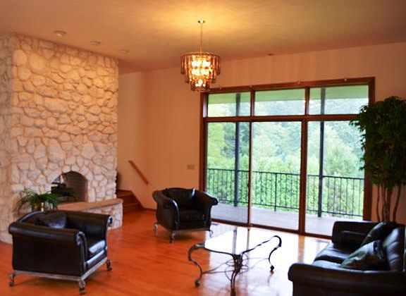 White stone double sided fireplace in LR/DR