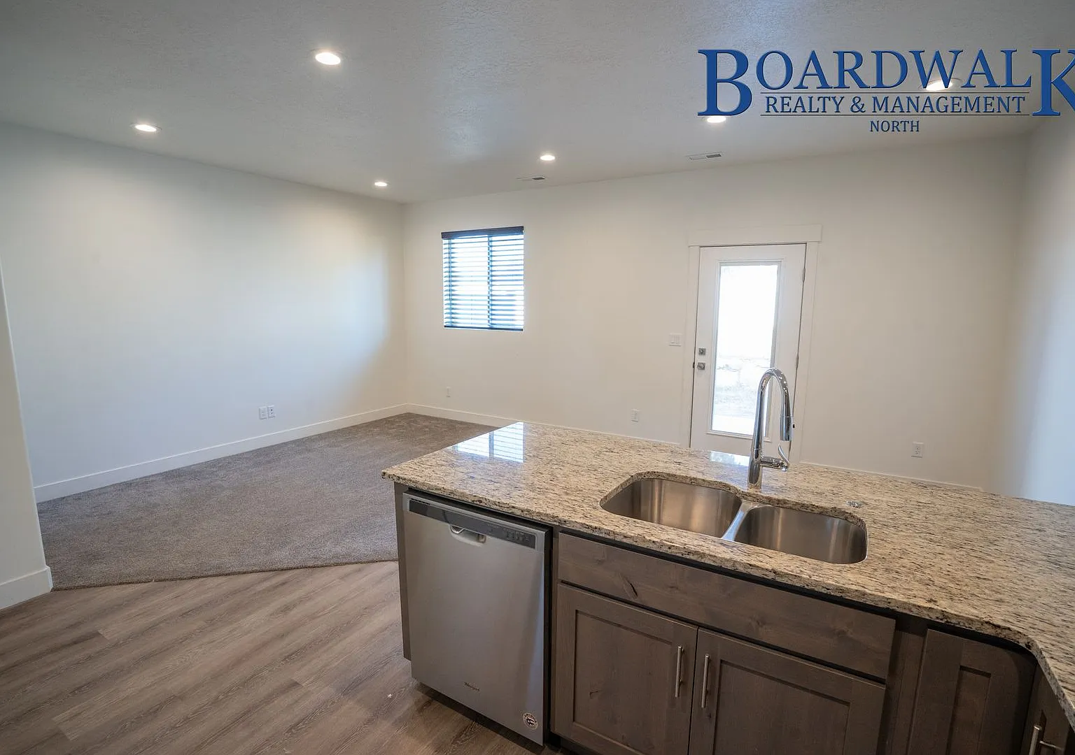 Great 3 Bedroom Townhome with Garage — Photo 3