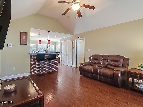 4th image of 211 Lantana Blvd