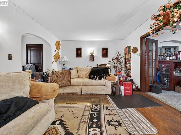 5th image of 940 Delaware St