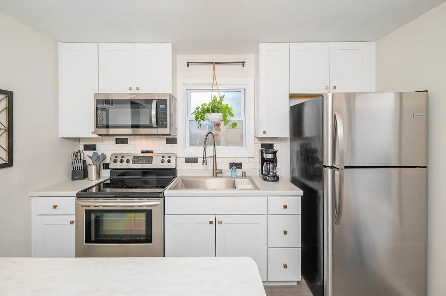 2 bed, 1.0 bath, 1130 sqft, $6,924 — Photo 3