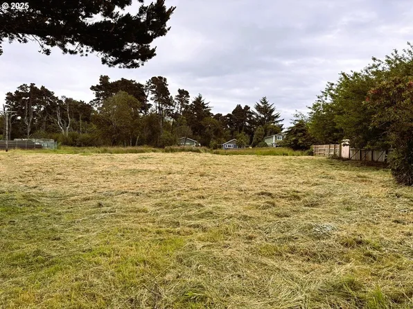 12th St SE, Bandon, OR 97411