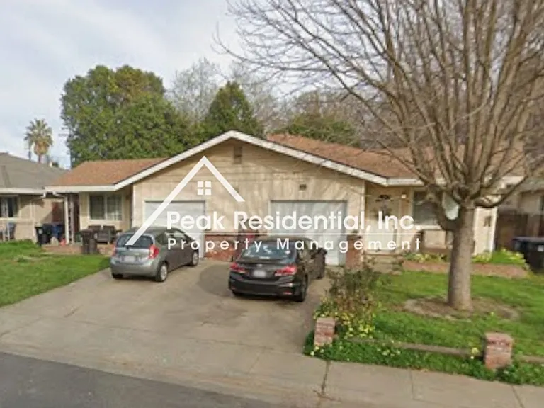 2715 La Loma Dr — Photo 1