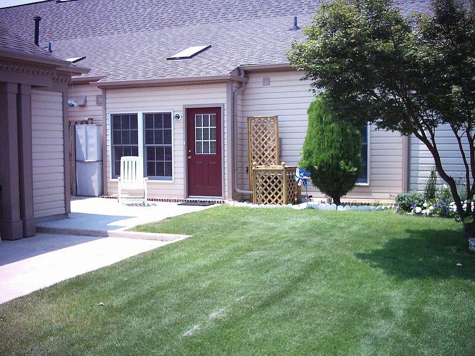 1st image of 107 Charleston Ln