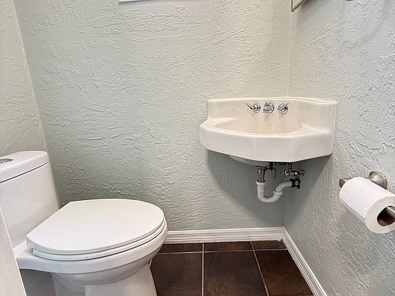 4th image of 312 Oleander Pl APT B