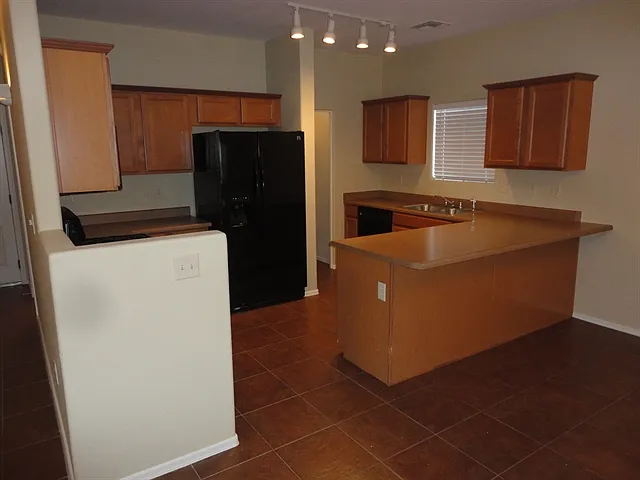 4 bed, 2.5 bath, 2179 sqft, $2,165 — Photo 4