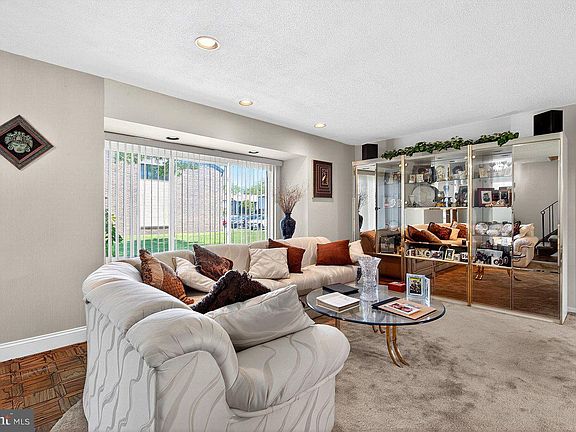 4th image of 469 Livingston Dr