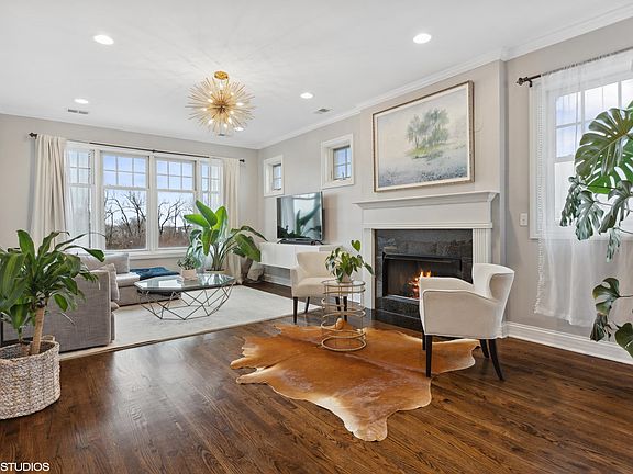 2nd image of 558 E Oakwood Blvd Unit 4W