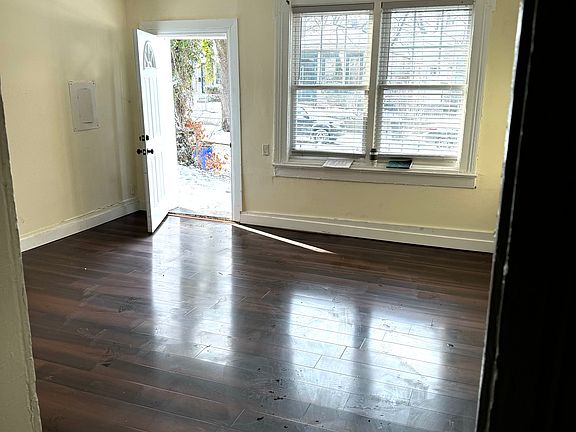 2nd image of 627 E Saint Catherine St