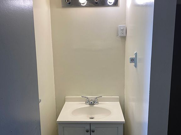 3rd image of 405 N Brown St