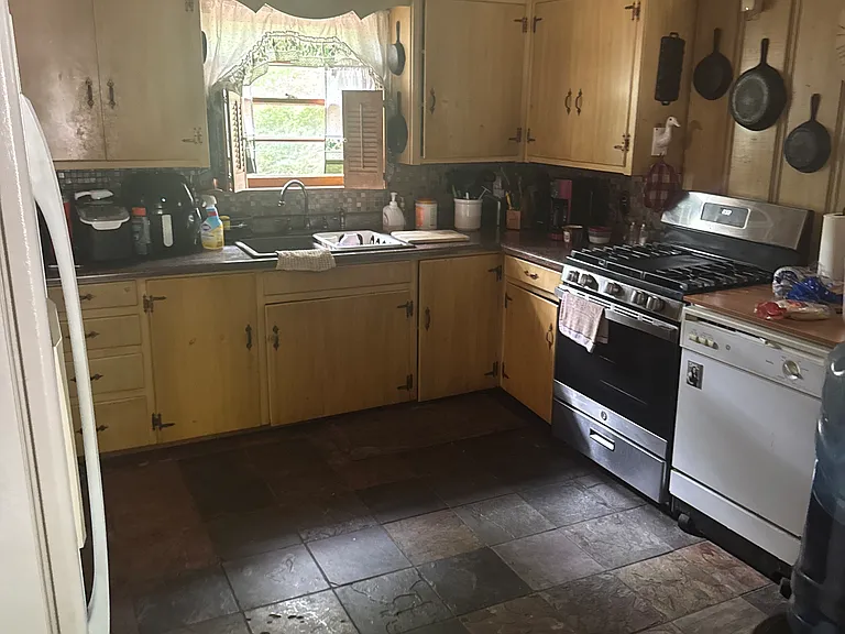 2504 Yeager St — Photo 2