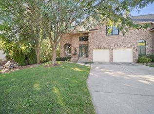 2 Inglewood Ln, Bloomington, IL 61704