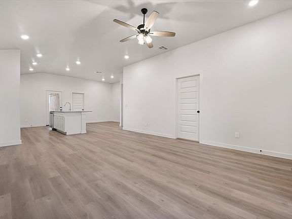 4th image of 705 E 21st St
