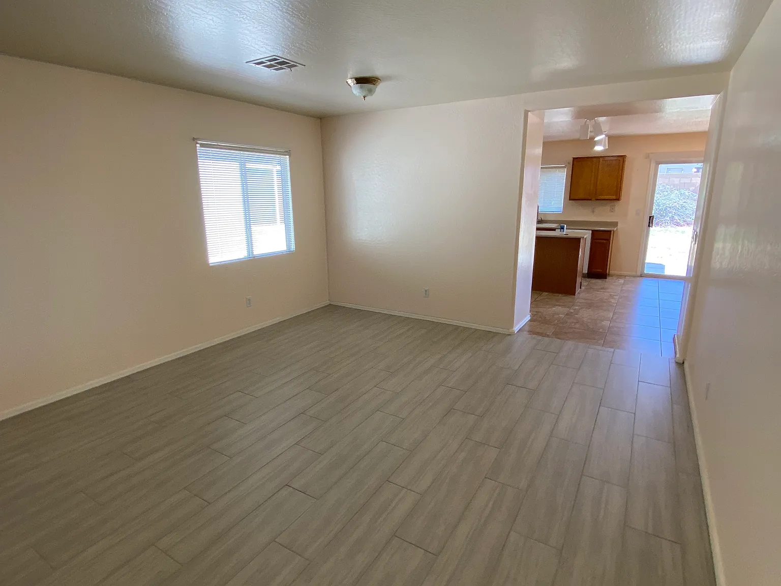 3 bed, 2.5 bath, 1811 sqft, $2,200 — Photo 4