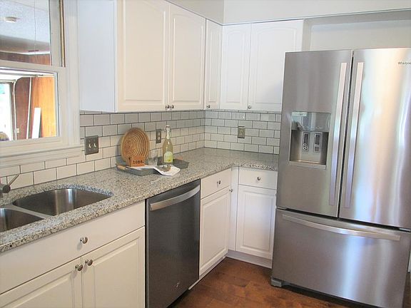 5th image of 935 Hillside Dr