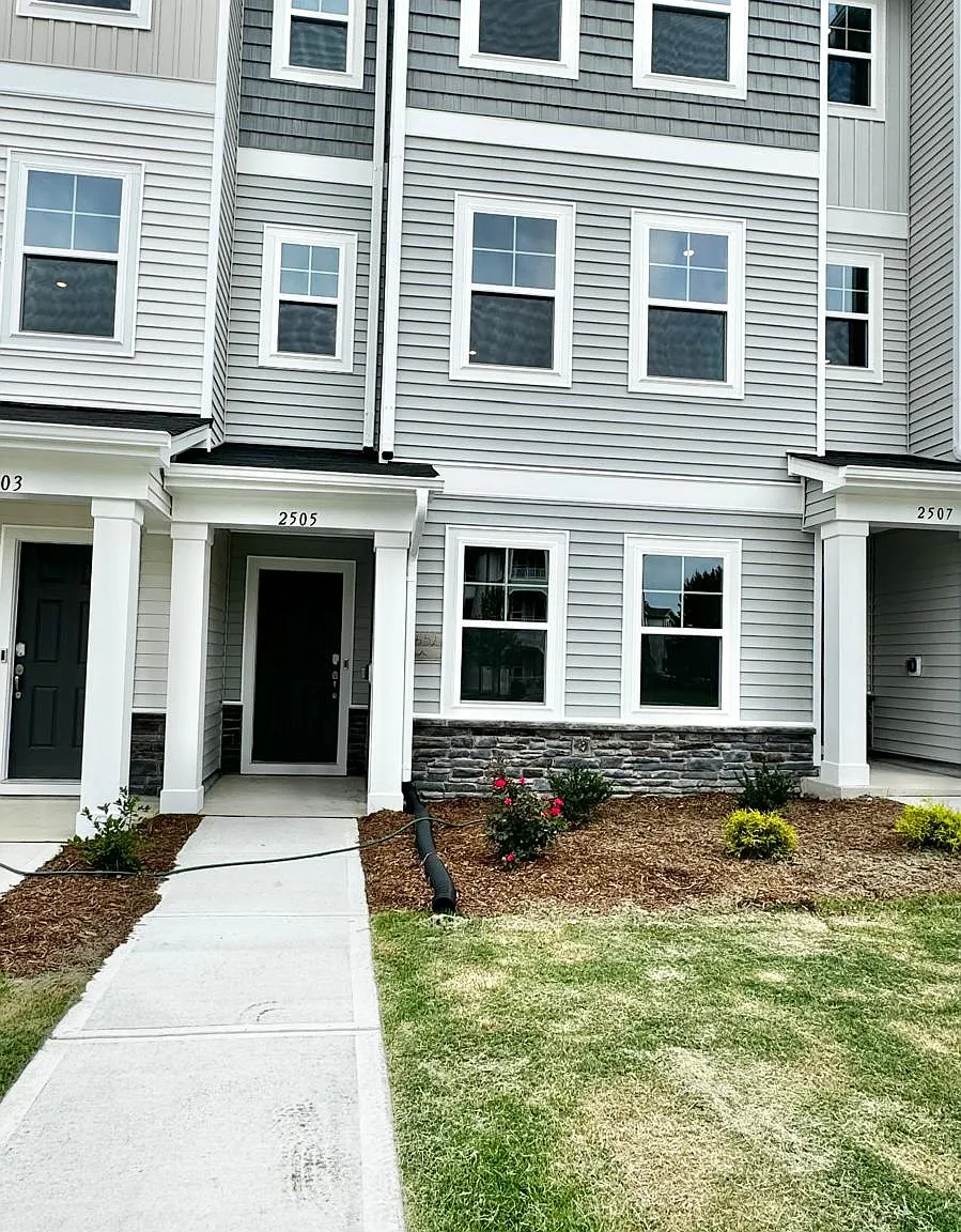 2505 Kasota Ln — Photo 1