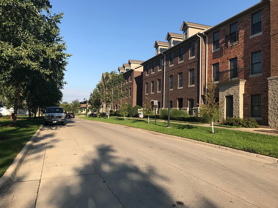 view of front on Foster Road