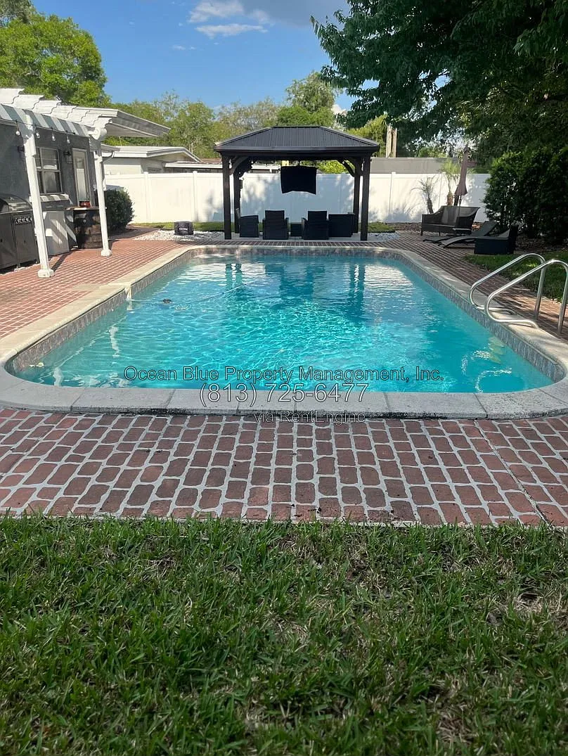 3 bed, 2.0 bath, 1810 sqft, $3,300 — Photo 2