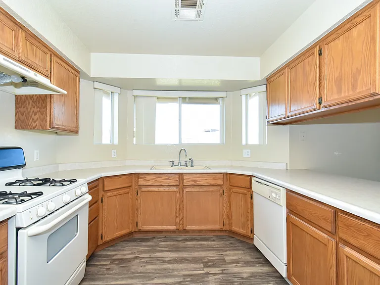 2866 S 30th Dr — Photo 10