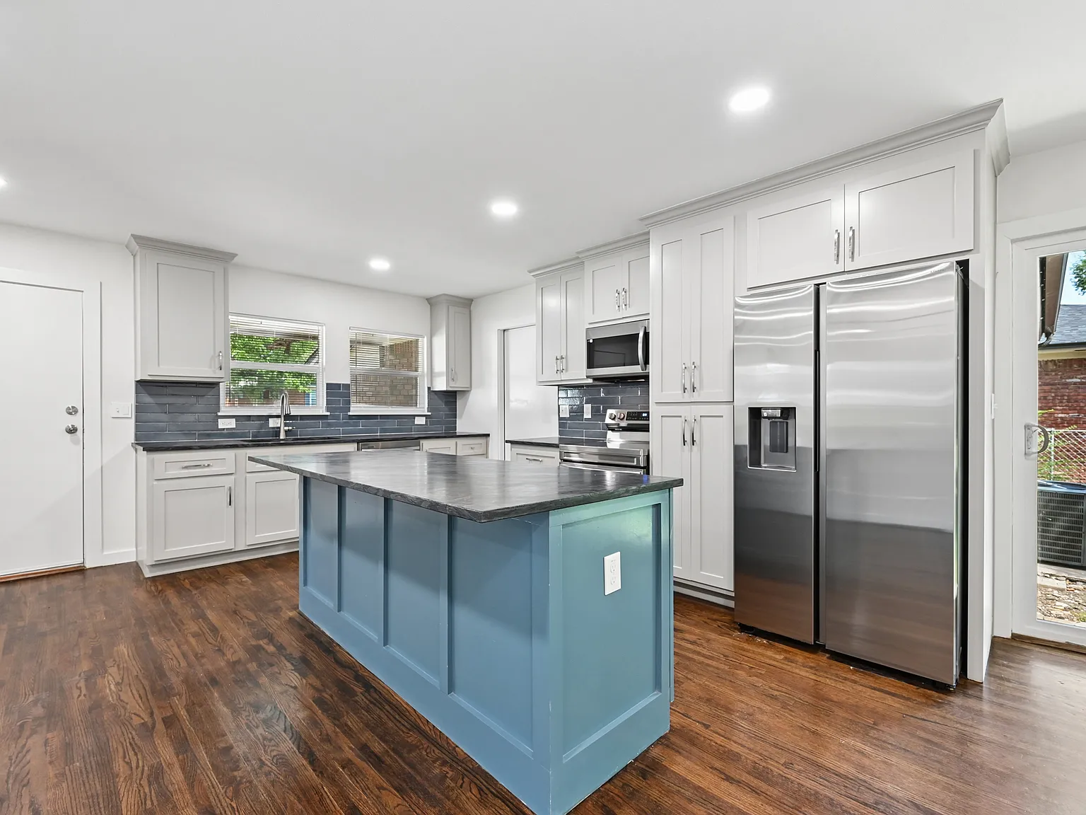 3 bed, 1288 sqft, $1,900 — Photo 3