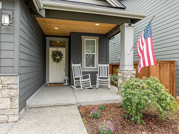 Darling front porch with HOA maintained front yard. >
