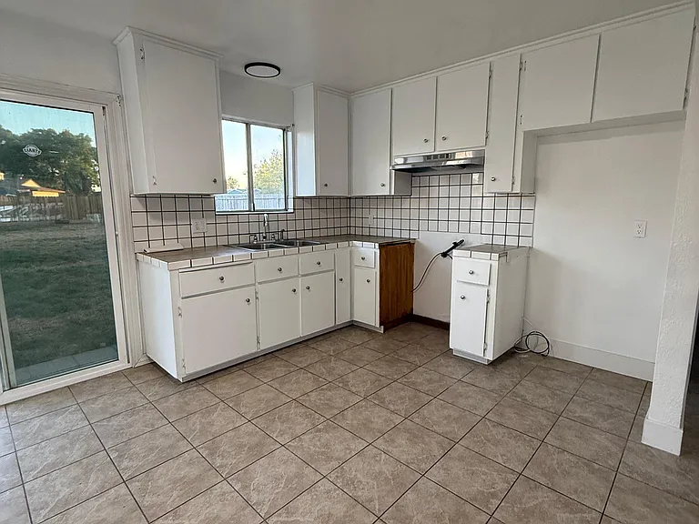 1410 Grayson Cir — Photo 11