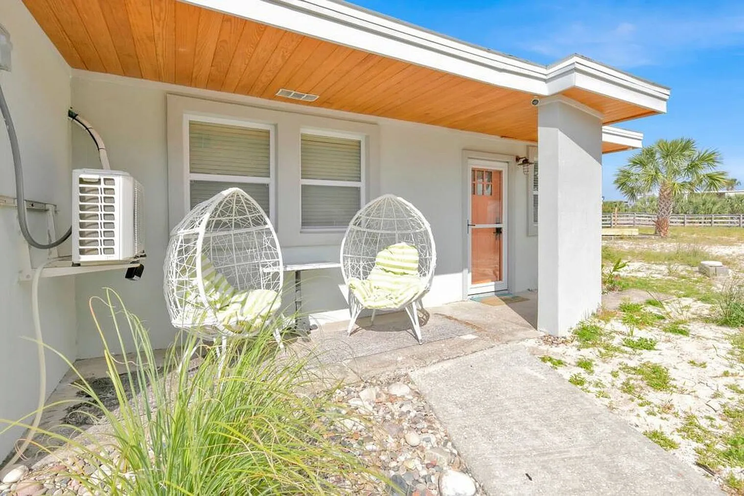 2 bed, 1.0 bath, 13659 sqft, $1,830 — Photo 2