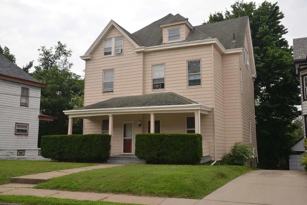 675 Orchard Ave photo 1